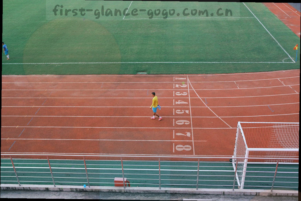 战报卡片流界面风格，等宽比分与进球、红黄牌事件标签依次排列
